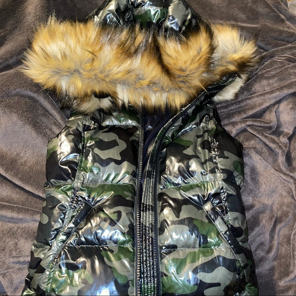 Aqua faux fur-trim puffer vest camouflage